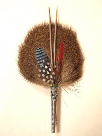 Broche peau de cerf et plume de geai et perdrix