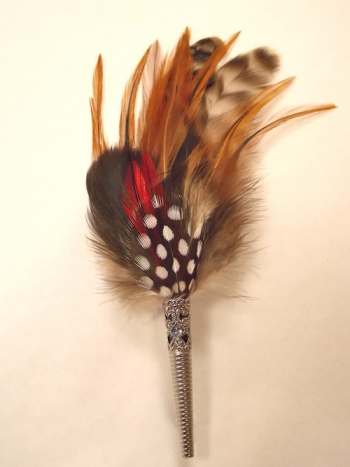 Broche plume rouge perdrix