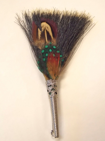 Broche poil de sanglier marron et plumes