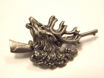 Broche cerf au fusil sur feuilles de ch�ne