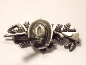 Broche chapeau et fusil