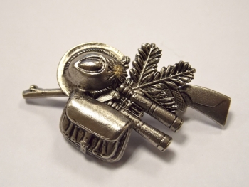 Broche fusil chapeau et jumelles