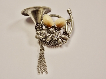 Broche trompe et crocs de cerf sur feuillage