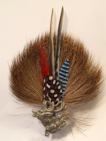 Broche peau de cerf et plume de geai, perdrix t�te de cerf