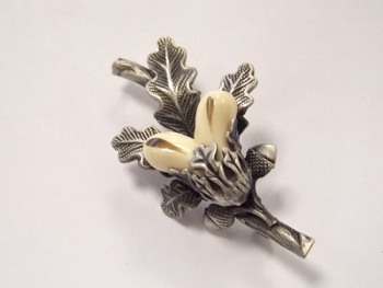 Broche crocs de cerf sur branche de ch�ne