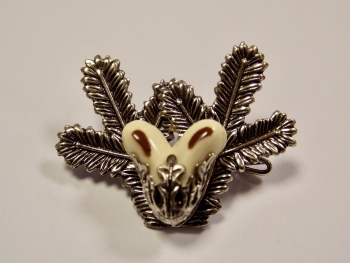 Broche crocs de cerf sur branches de pin