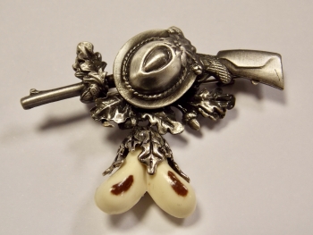 Broche chapeau fusil et crocs de cerf