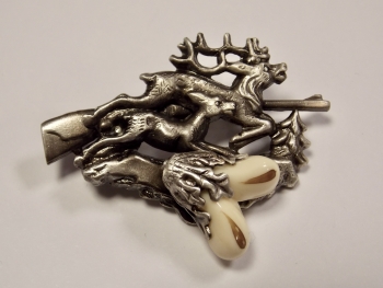 Broche cerf courant fusil et crocs