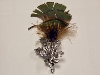 Broche plumes vertes sur feuille de ch�ne