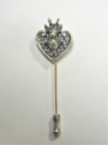 Epingle en argent massif sur coeur ouvrag�