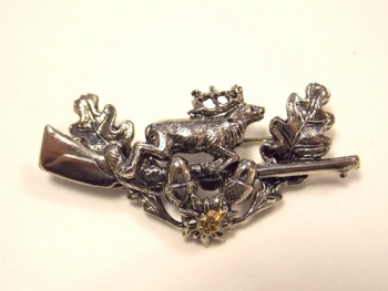 Broche cerf courant au fusil sur lit de ch�ne