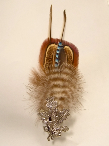 Broche plume de geai sur feuille de ch�ne