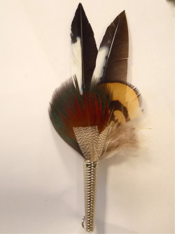 Broche plume de pie et bouquet de plumes