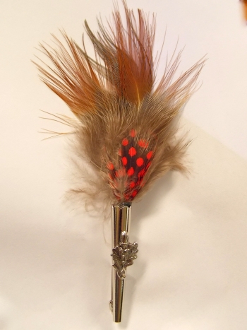 Broche plume rouge marron